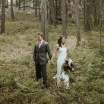 Huwelijkskoppel in bos