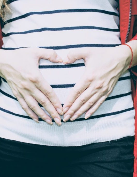 zwangere vrouw annemen